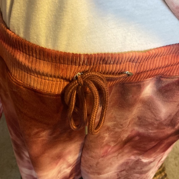 NWT WOMEN’S BURGUNDY BEBE TIE-DYE JOGGING SET - Picture 11 of 16